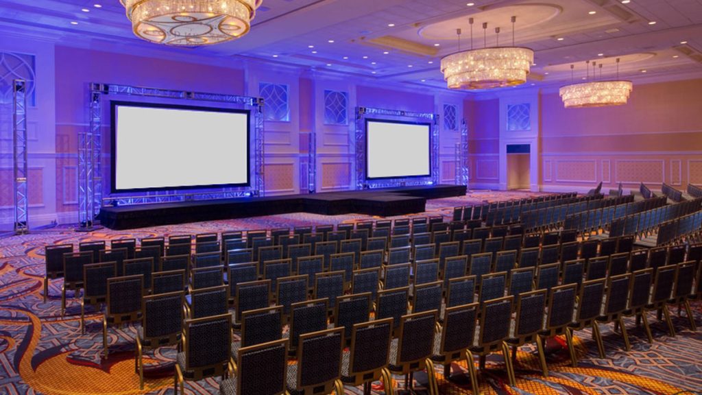 伍德罗·威尔逊会议室设有两个屏幕和一个带椅子和宽阔过道的毗邻舞台。