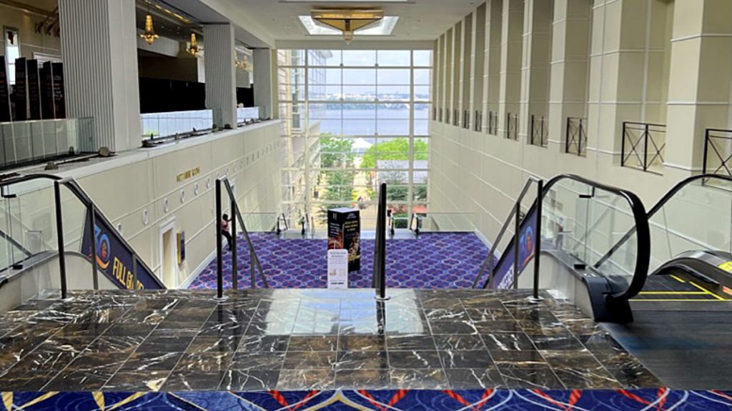 盖洛德国家度假村和会议中心的楼梯和自动扶梯通往赞助商区。